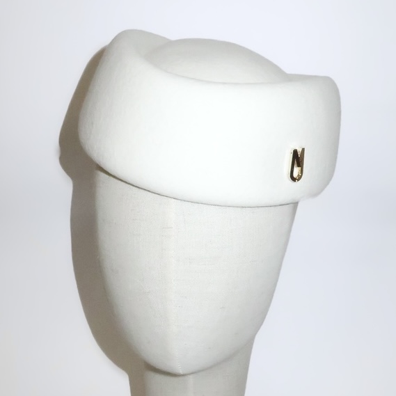 Crowned Pillbox/ white